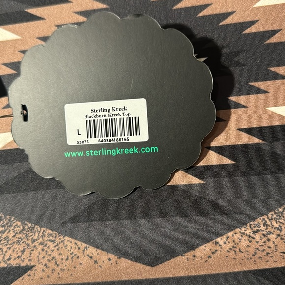 a high neck line and uniquely designed bubble sleeves
94% Polyester 6% Spandex - Picture 4 of 4